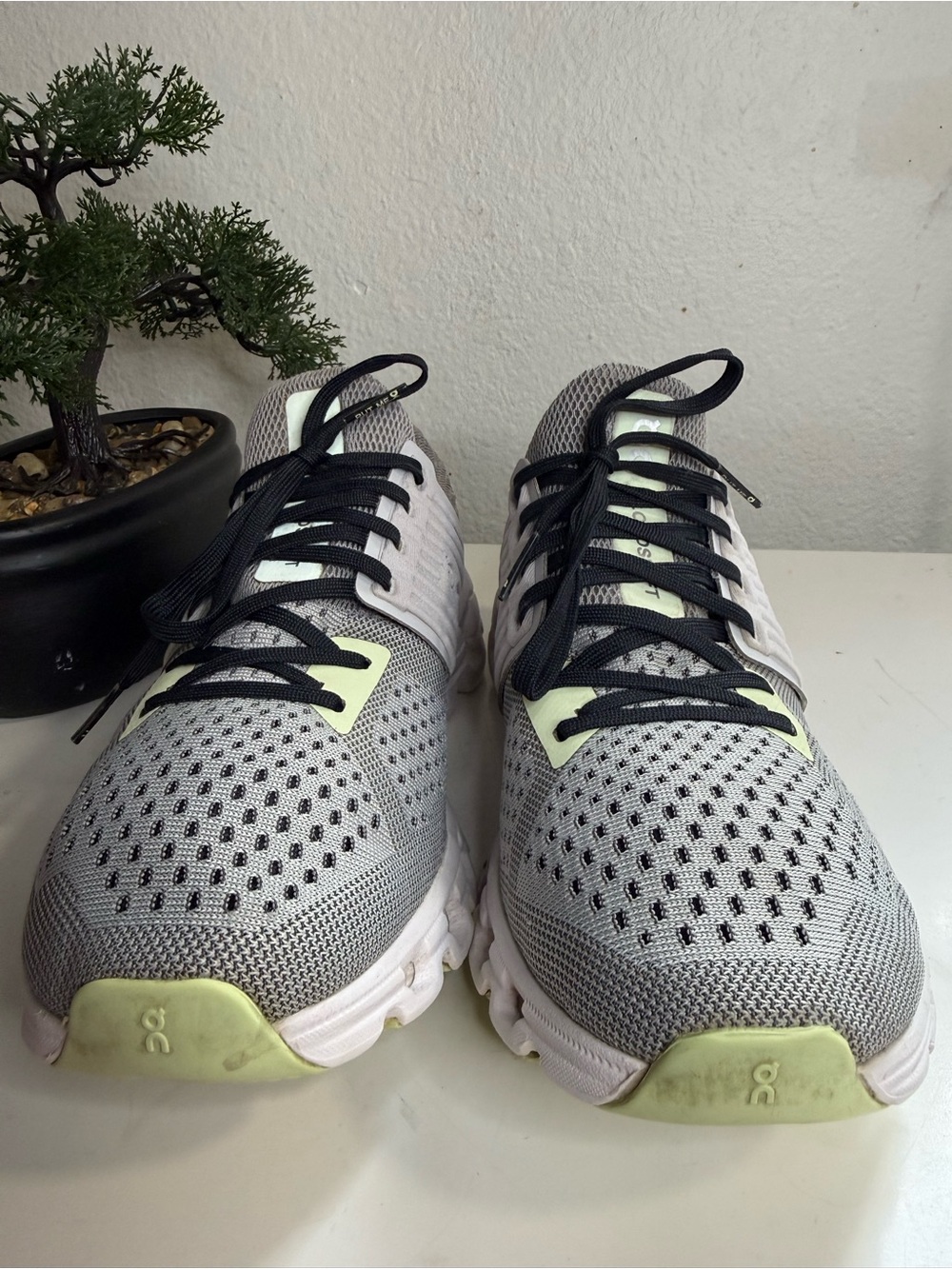 On Running  Cloudswift  women size 9 lace Up Running Shoes - Gray, Black - Picture 3 of 9